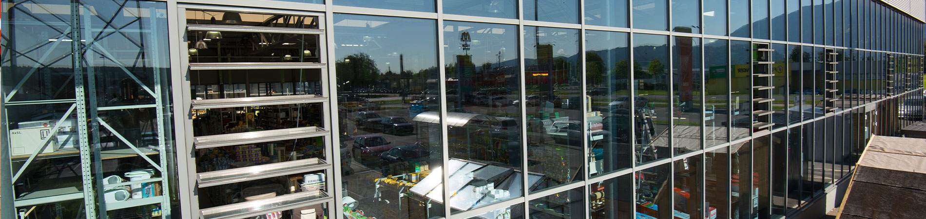 Glasfassade mit Lamellenfenstern