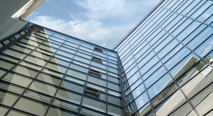 Pfosten-Riegel-Vorhangfassade mit Kipp-Fenstern zur Lüftung