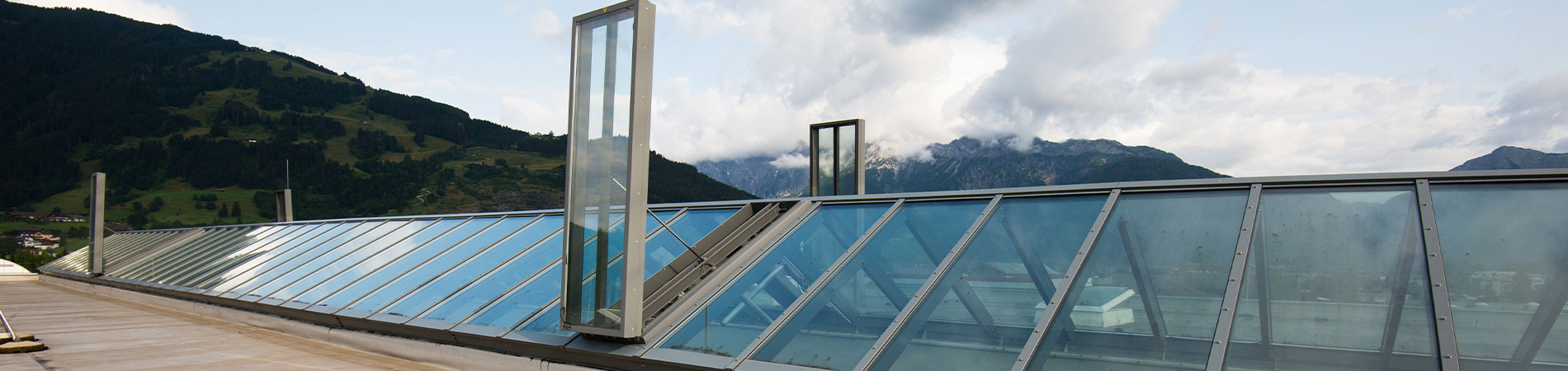 Satteldach mit Glasdachflügeln in RWA-Stellung
