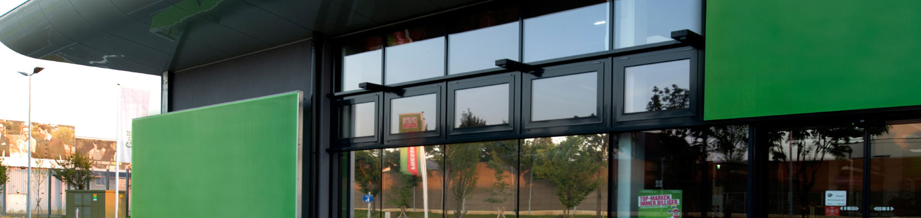 Pfosten-Riegel-Glasfassade mit integrierten RWA-Fenstern