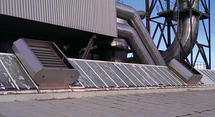 Satteldach mit Flächenlüftern vor Sanierung und Instandsetzung durch aTmos