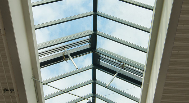 Glas-Satteldachkonstruktion mit BRE-Klappen