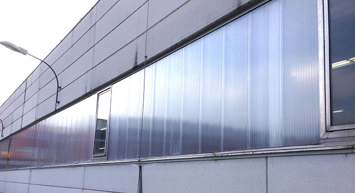 Industrielle Paneelverglasung mit Fenstern